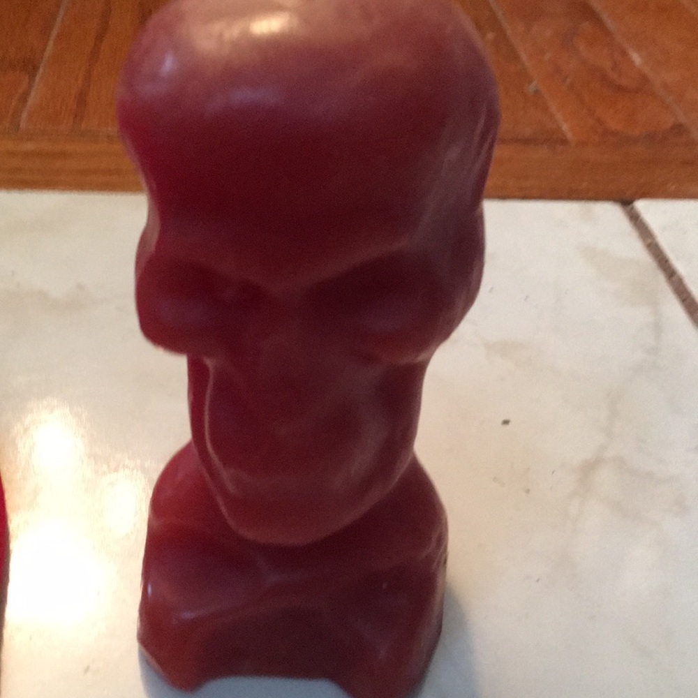 NWOT red skull and crossbones candle